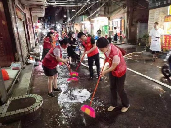 天博电竞夜间保洁 保护都市“高颜值”(图1)