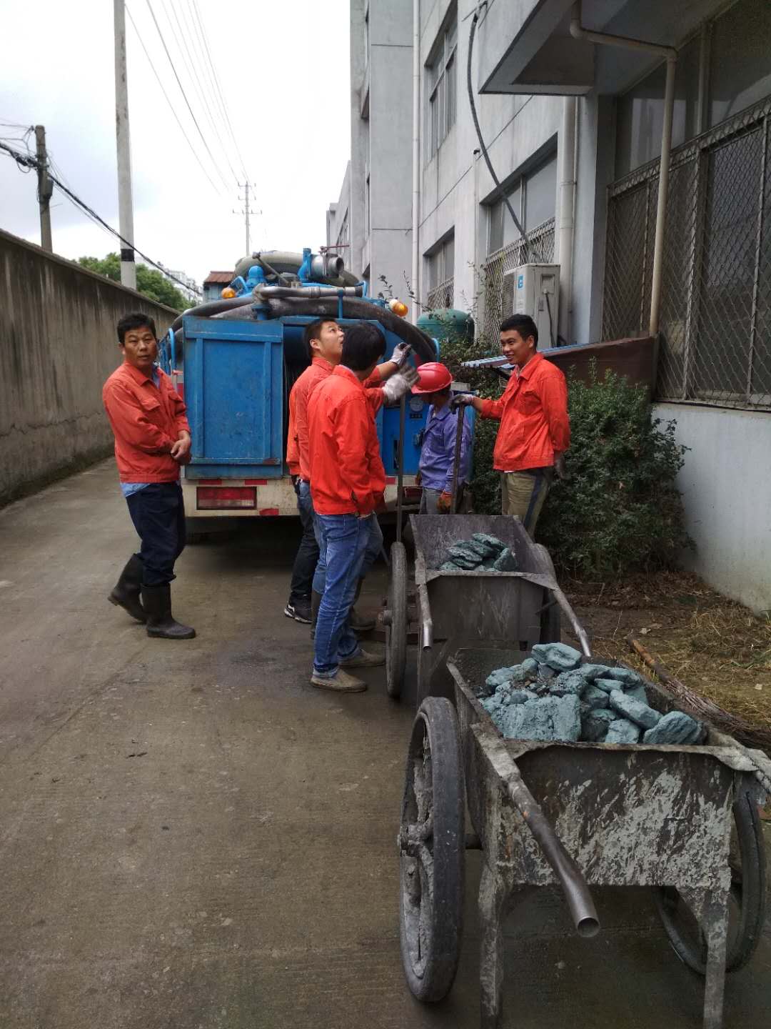 手机、电脑、耳机杭州天博电竞官网APP下载高校保洁姨娘三年捡到50众万财物(图1)