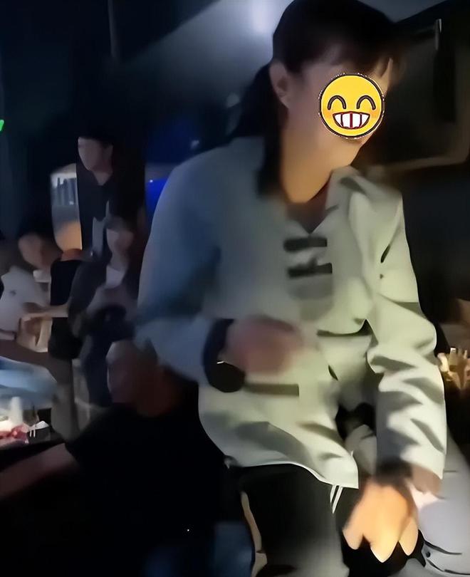 夜店“保洁”取得100小费后天博电竞官网APP下载大妈喜上眉梢亮出绝活钱不行白拿(图3)