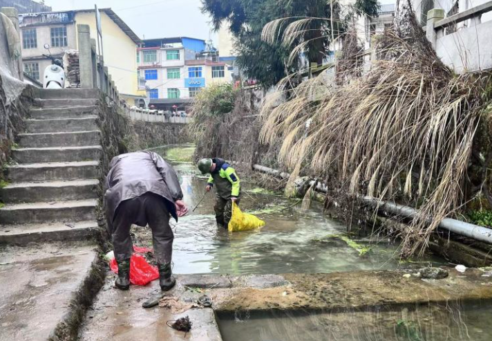 天博电竞官网APP下载冬季河流保洁不“松劲”无惧风雪护清流(图2)