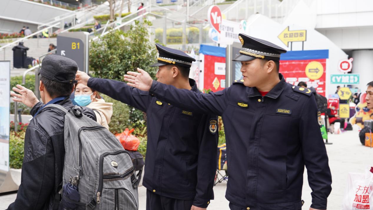 天博电竞官网APP下载片面核心站点实行24小时保洁广州做好春运站场都邑拘束使命(图2)