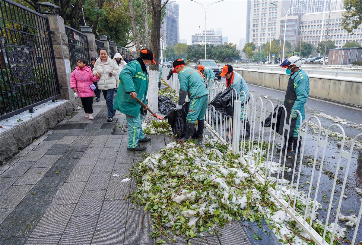 天博电竞官网APP下载取胜疲顿再奋战8小时20名保洁员擦亮省博周边窗口道面(图4)