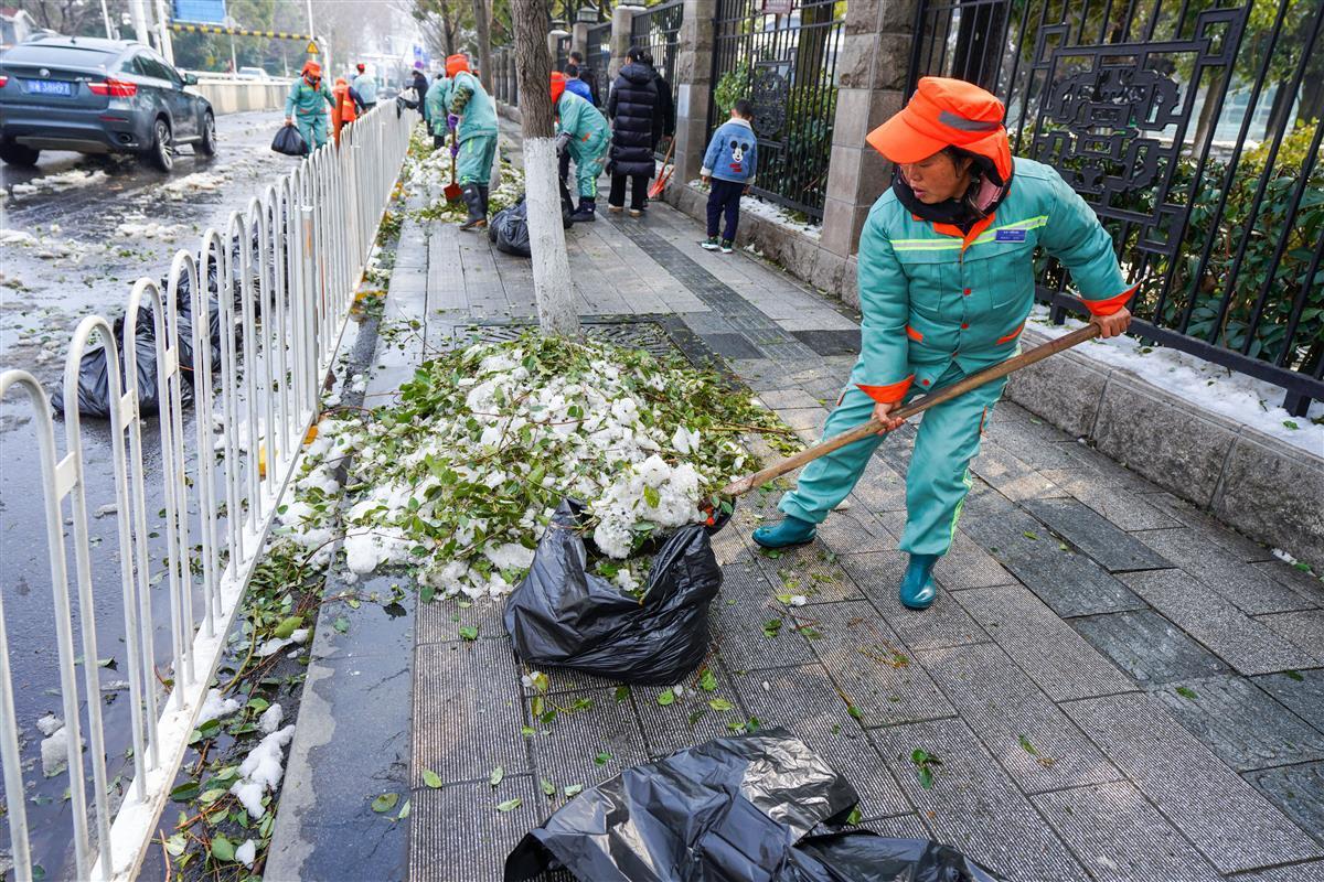 天博电竞官网APP下载取胜疲顿再奋战8小时20名保洁员擦亮省博周边窗口道面(图2)