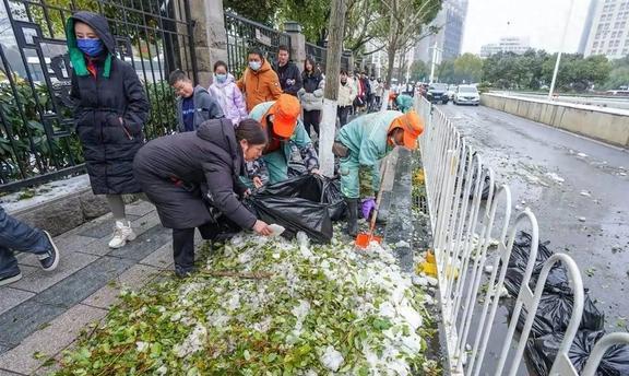 天博电竞疲倦与争持他们是都市之光！20名保洁员的不懈搏斗激发热议！(图1)