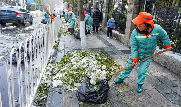 天博电竞疲倦与争持他们是都市之光！20名保洁员的不懈搏斗激发热议！(图2)