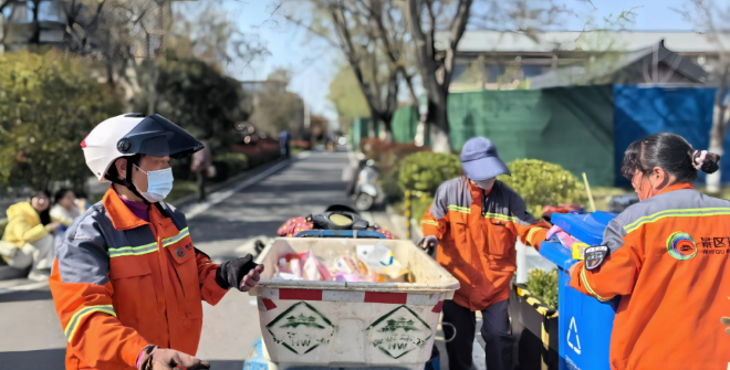 天博电竞网站扬州：樱花“粉”碰上城管“蓝”(图2)